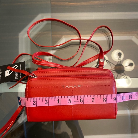 ❗️SOLD❗️Tahari crossbody wallet - Picture 3 of 9
